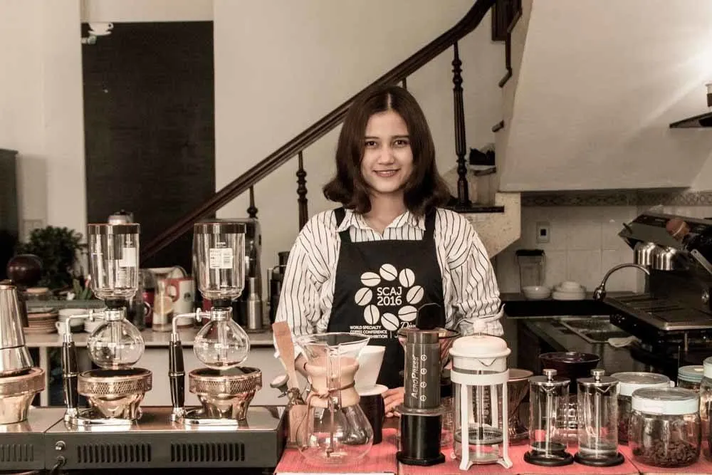 Barrista at Gold Star Coffee in Danang Vietnam