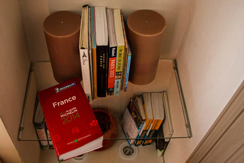 Books in Cobblestone Paris Apartment Hotel