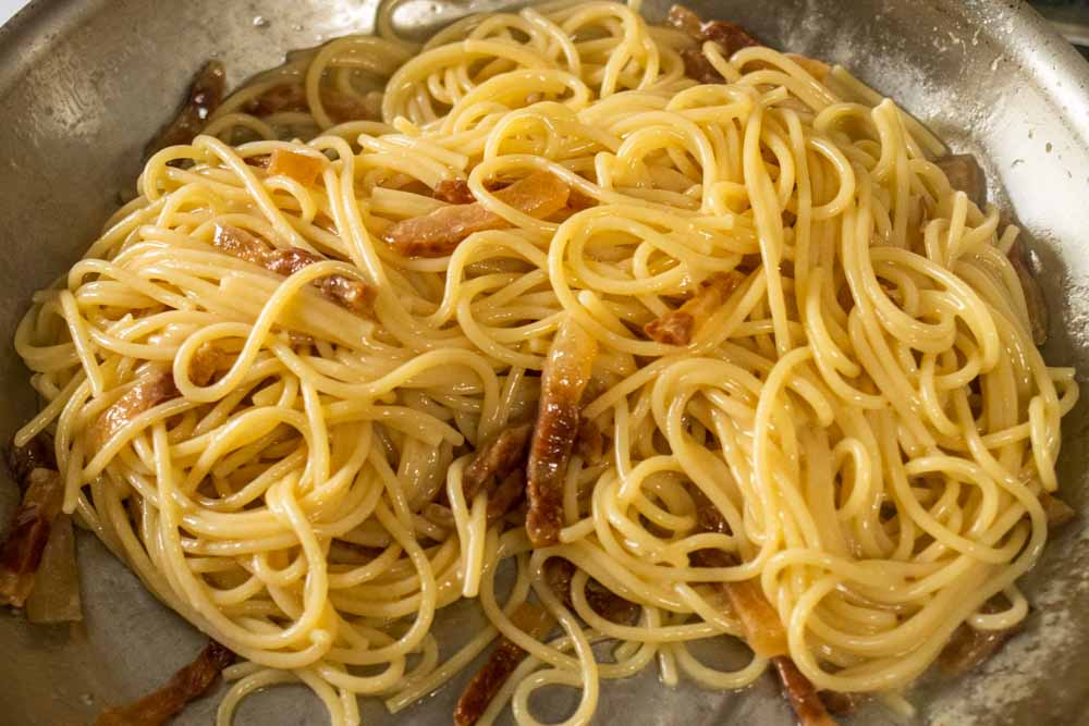 Finished Spaghetti alla Gricia in a pan