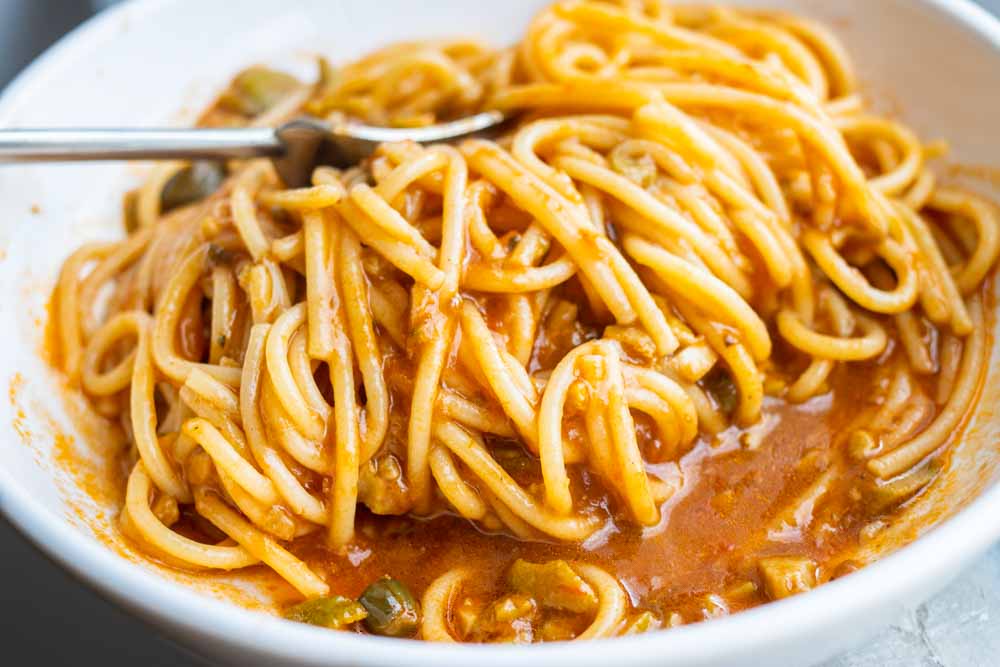 Spaghetti alla Puttanesca in Pasta Bowl