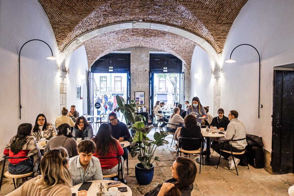 Dear Breakfast Alfama - Dining Room with Arched Ceiling