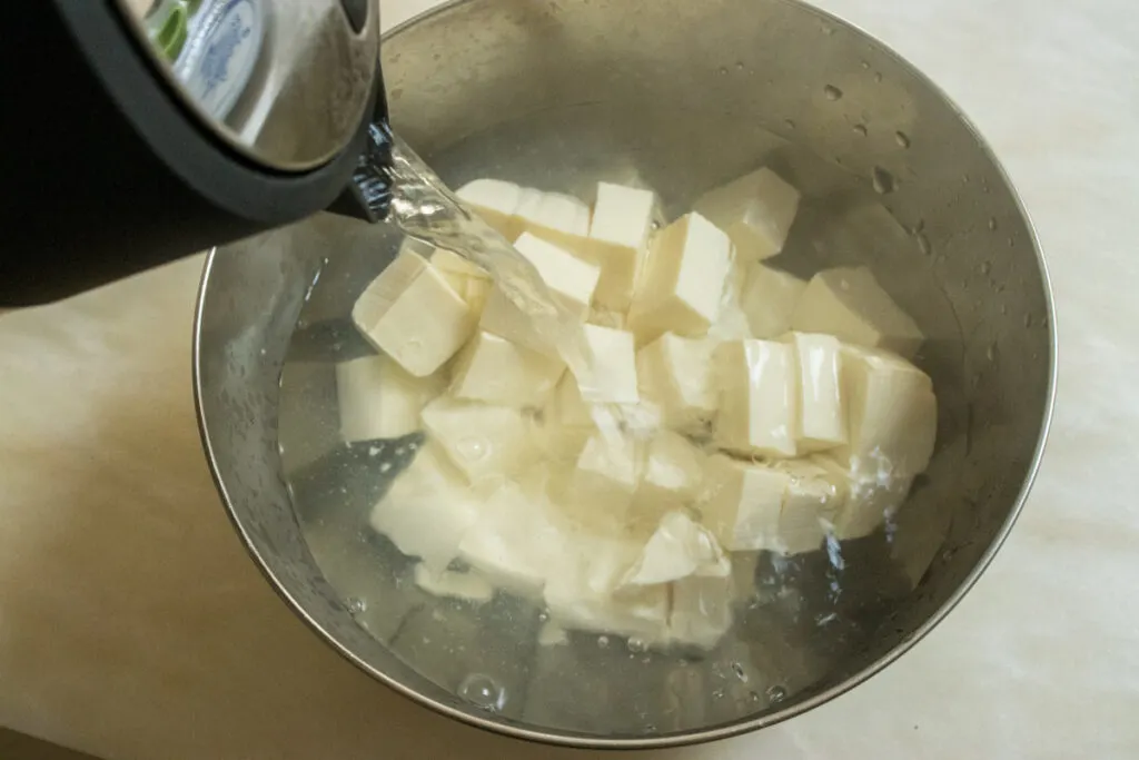 Blanching tofu with hot water