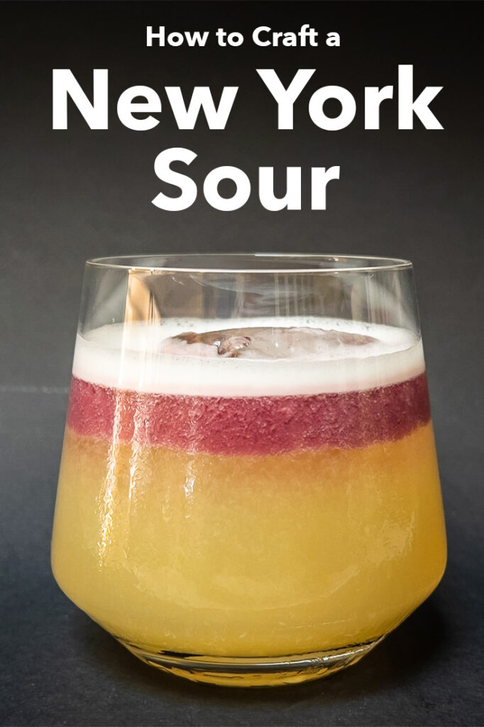 Pinterest-afbeelding: foto van een New York Sour-cocktail met bijschrift lezen 
