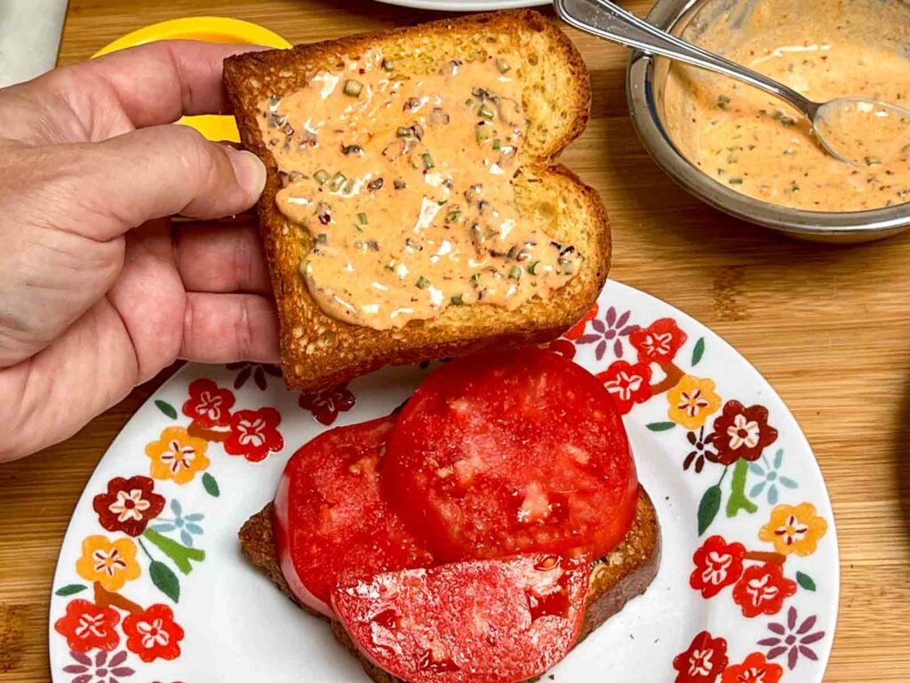 Topping a tomato sandwich