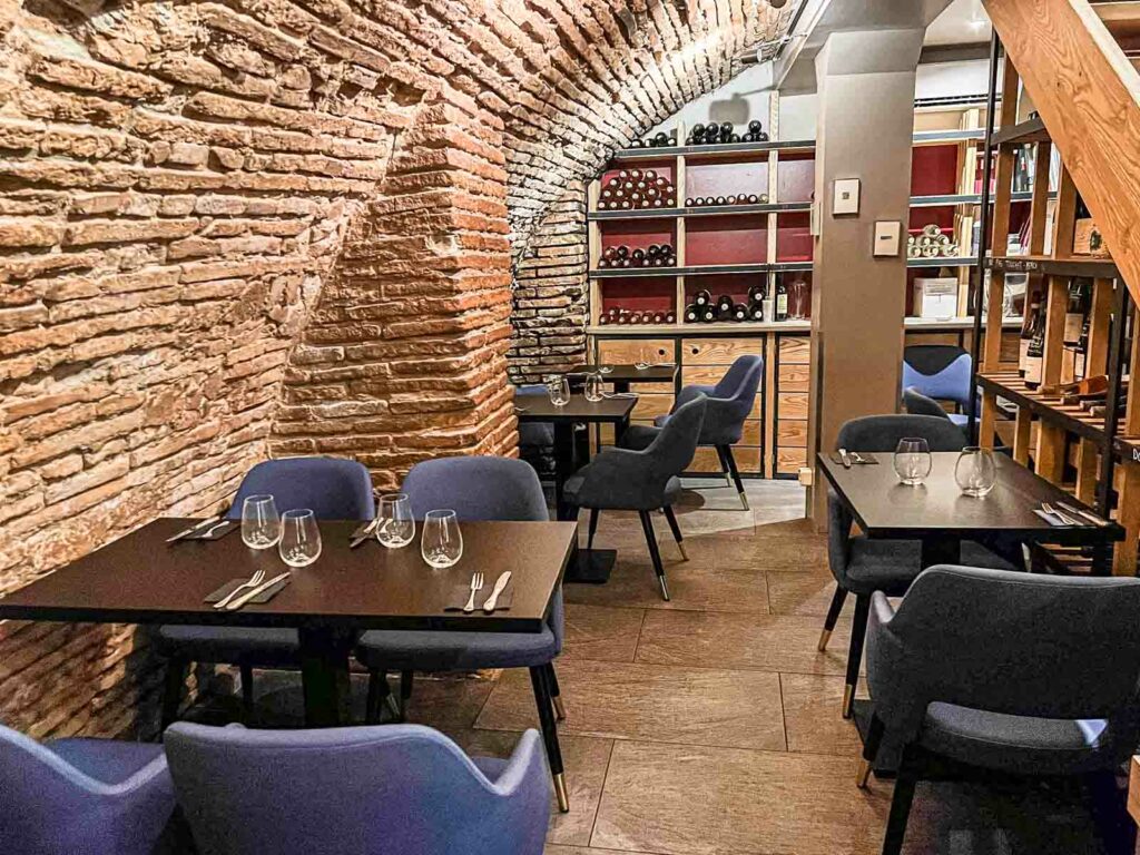 Inside Le 5 Wine Bar in Toulouse