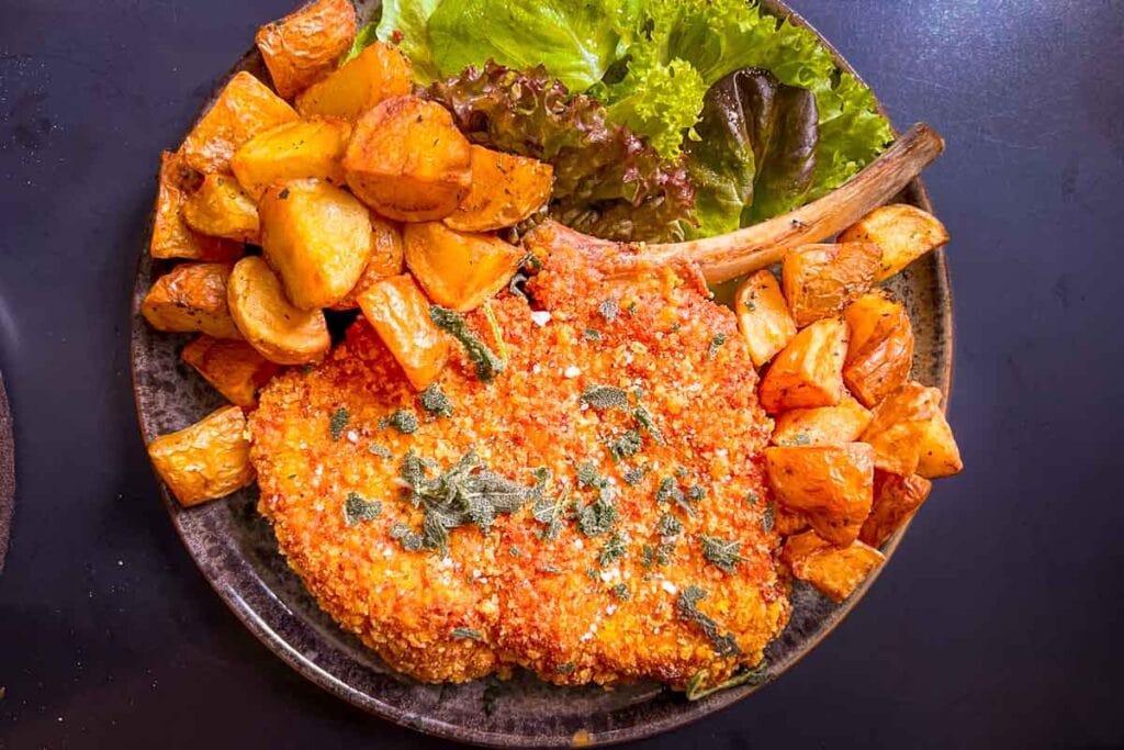 Costoletta alla Milanese at Ratana in Milan